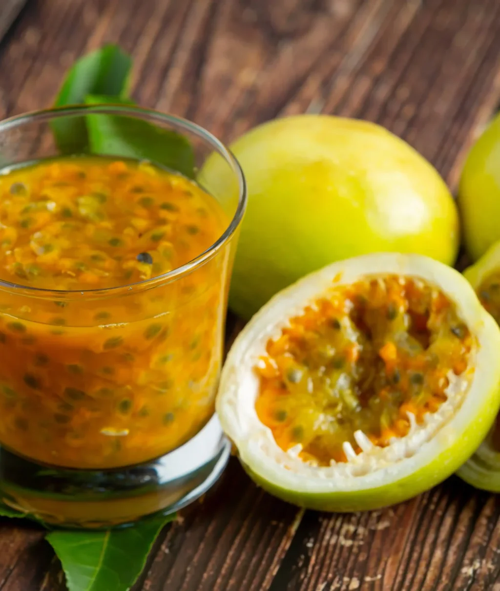 un-vaso-de-jugo-de-maracuya-y-fruta-de-la-pasion-fresca-cortada-la-mitad-en-un-piso-de-madera_11zon_11zon un-vaso-de-jugo-de-maracuya-y-fruta-de-la-pasion-fresca-cortada-la-mitad-en-un-piso-de-madera_11zon_11zon